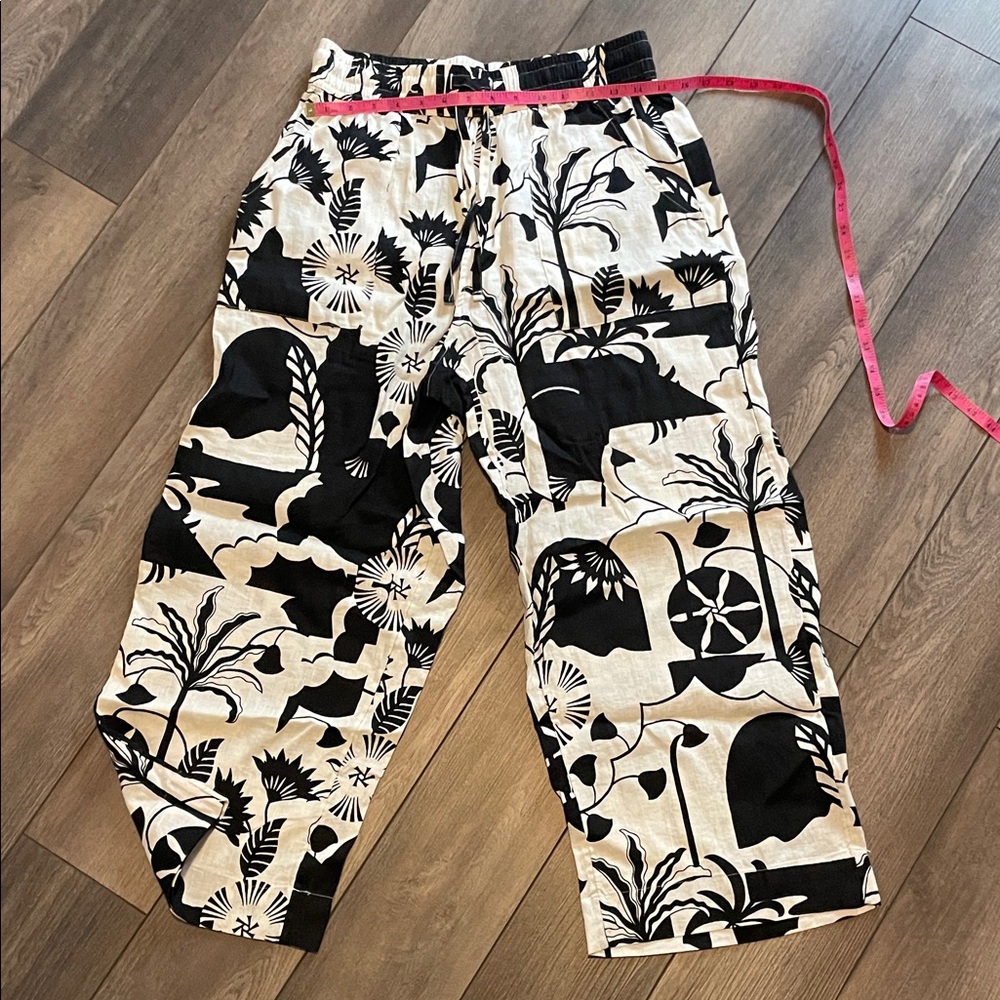 Nicole Miller Black and White Floral woman’s Pants